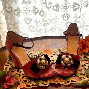 Beautiful, beautiful Dusty Rose GUCCI high heels with the iconic bumblebee.